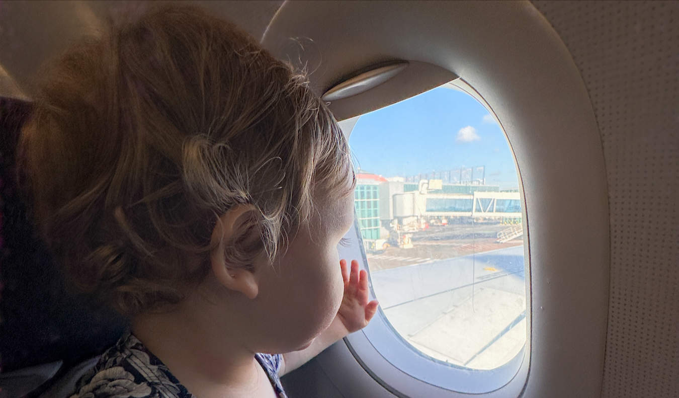 You are currently viewing 25 Tips for Flying with a Baby